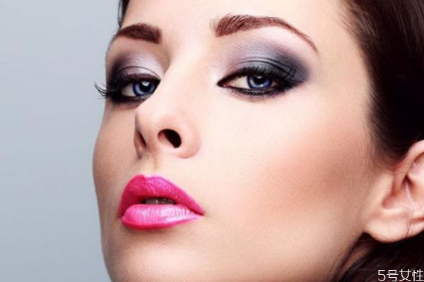 擦完粉底液臉上起皮怎么處理 為什么一上粉底液就起皮 擦完粉底液臉上起皮怎么處理 為什么一上粉底液就起皮