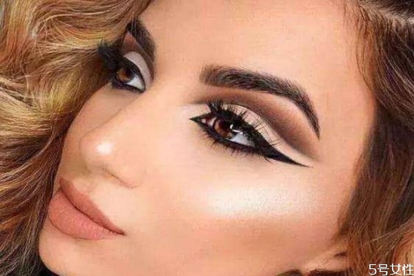 睫毛膏選棕色還是黑色 棕色和黑色睫毛膏差別大么 睫毛膏選棕色還是黑色 棕色和黑色睫毛膏差別大么