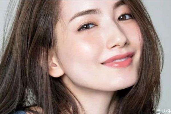 涂粉底液搓泥是怎么回事 為什么別人化妝很光滑 涂粉底液搓泥是怎么回事 為什么別人化妝很光滑