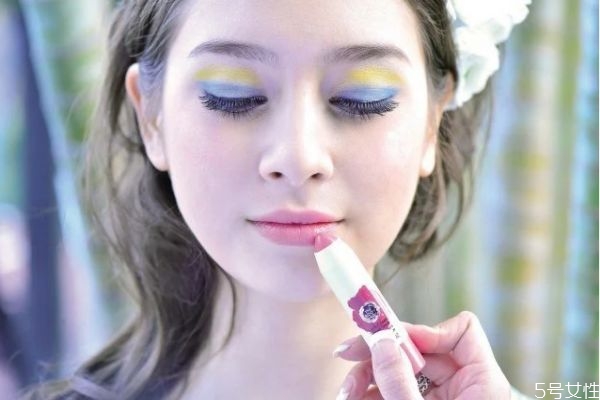 口紅放冷藏拿出來會化嗎 口紅放冰箱冷藏多久合適 口紅放冷藏拿出來會化嗎 口紅放冰箱冷藏多久合適