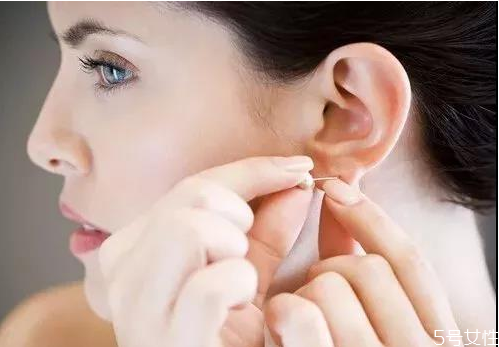 耳洞手打好還是槍打好 耳洞打歪了怎么辦 耳洞手打好還是槍打好 耳洞打歪了怎么辦