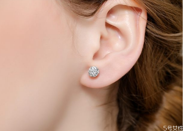 耳洞手打好還是槍打好 耳洞打歪了怎么辦 耳洞手打好還是槍打好 耳洞打歪了怎么辦