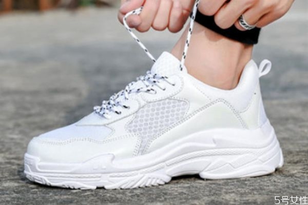 白鞋網(wǎng)面臟了如何清理 清洗小白鞋的注意事項(xiàng) 白鞋網(wǎng)面臟了如何清理 清洗小白鞋的注意事項(xiàng)