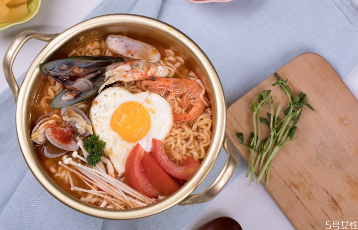 懷孕可以吃泡面嗎 孕婦吃泡面對胎兒有影響嗎 懷孕可以吃泡面嗎 孕婦吃泡面對胎兒有影響嗎