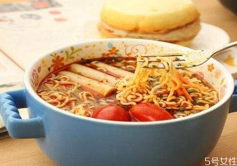 懷孕可以吃泡面嗎 孕婦吃泡面對胎兒有影響嗎 懷孕可以吃泡面嗎 孕婦吃泡面對胎兒有影響嗎
