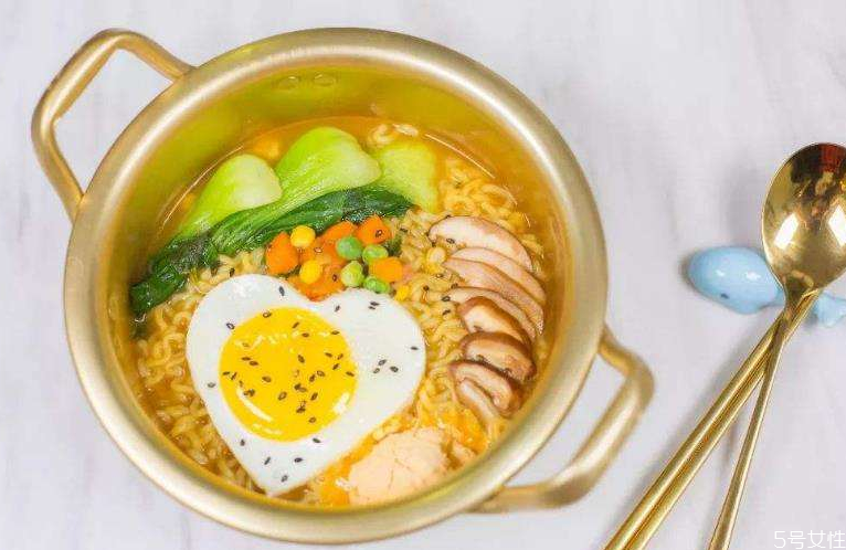 懷孕可以吃泡面嗎 孕婦吃泡面對胎兒有影響嗎 懷孕可以吃泡面嗎 孕婦吃泡面對胎兒有影響嗎