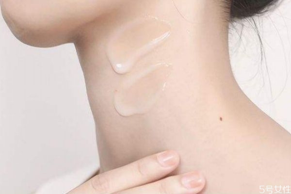 頸霜早晚都要用嗎 用頸霜時需要注意什么 頸霜早晚都要用嗎 用頸霜時需要注意什么