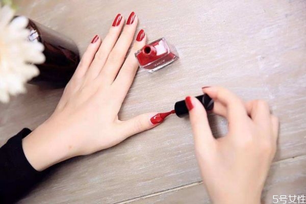 指甲油和甲油膠是一樣的嗎 指甲油和甲油膠的區(qū)別 指甲油和甲油膠是一樣的嗎 指甲油和甲油膠的區(qū)別