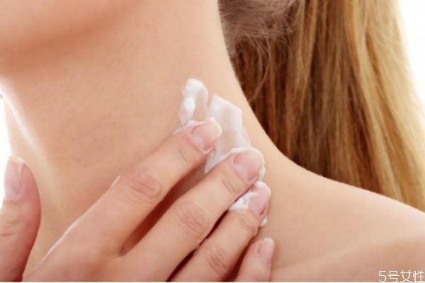 脖子上喜歡長痘痘是怎么回事 脖子上長痘痘原因 脖子上喜歡長痘痘是怎么回事 脖子上長痘痘原因