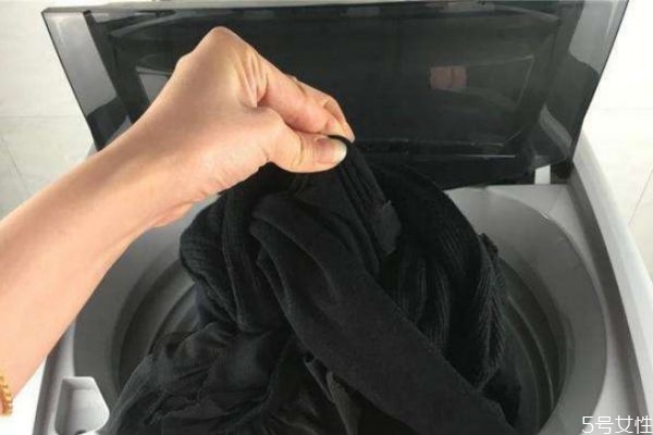 衣服為什么晾完會(huì)臭 衣服晾臭了快速解決的方法 衣服為什么晾完會(huì)臭 衣服晾臭了快速解決的方法