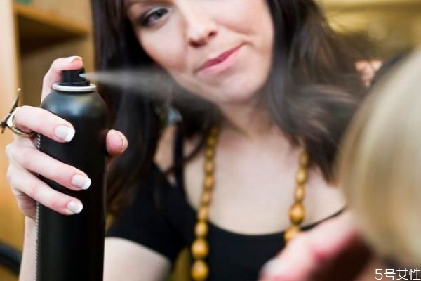 衣服為什么晾完會(huì)臭 衣服晾臭了快速解決的方法 衣服為什么晾完會(huì)臭 衣服晾臭了快速解決的方法