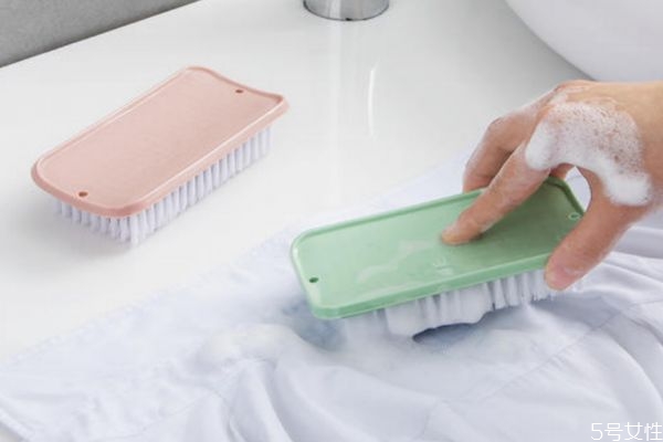 洗衣機洗衣服都是毛怎么回事 洗衣機洗衣服粘毛怎么辦 洗衣機洗衣服都是毛怎么回事 洗衣機洗衣服粘毛怎么辦