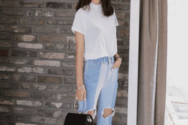 打底衫和t恤的區(qū)別 打底衫和汗衫是什么區(qū)別 打底衫和t恤的區(qū)別 打底衫和汗衫是什么區(qū)別