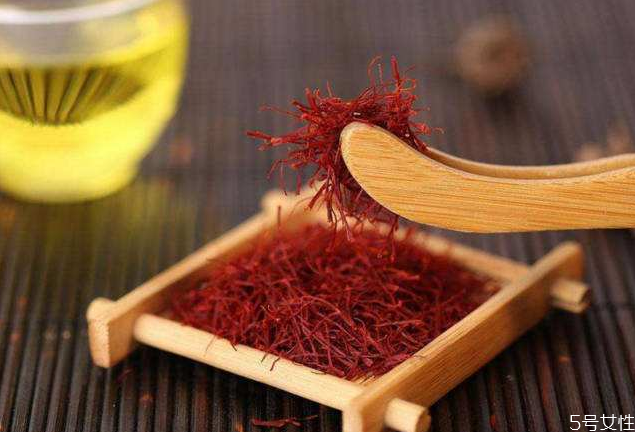 藏紅花泡酒是什么顏色 藏紅花泡酒的主要功效是什么 藏紅花泡酒是什么顏色 藏紅花泡酒的主要功效是什么