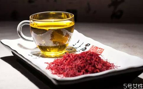 藏紅花泡酒是什么顏色 藏紅花泡酒的主要功效是什么 藏紅花泡酒是什么顏色 藏紅花泡酒的主要功效是什么