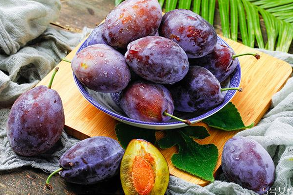 西梅泡酒能治療痛風(fēng)嗎 西梅泡酒的功效 西梅泡酒能治療痛風(fēng)嗎 西梅泡酒的功效