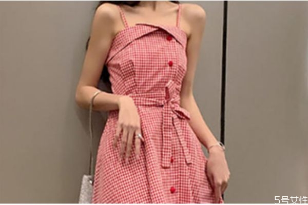 裙子肩帶總是滑落怎么辦 吊帶裙肩帶下滑小竅門 裙子肩帶總是滑落怎么辦 吊帶裙肩帶下滑小竅門