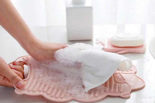 短袖為什么會發(fā)霉 短袖為什么會起球 短袖為什么會發(fā)霉 短袖為什么會起球