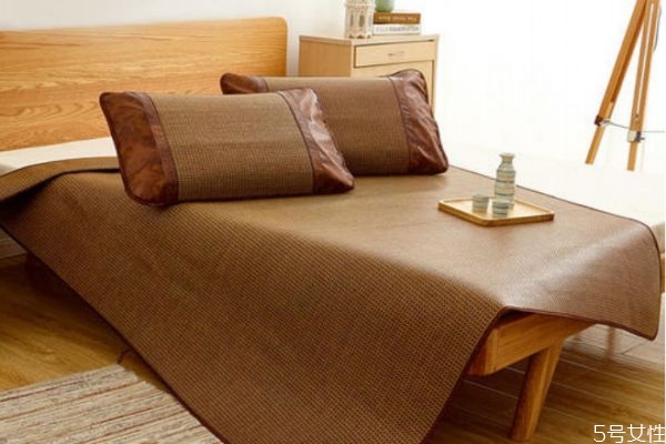 夏天冰絲涼席好還是乳膠墊好 乳膠涼席有什么優(yōu)缺點(diǎn) 夏天冰絲涼席好還是乳膠墊好 乳膠涼席有什么優(yōu)缺點(diǎn)