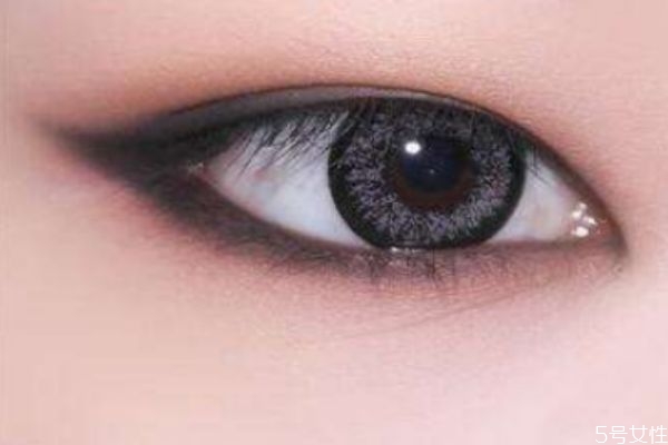 煙熏妝怎么畫(huà)眼線(xiàn) 怎么畫(huà)煙熏妝的步驟 煙熏妝怎么畫(huà)眼線(xiàn) 怎么畫(huà)煙熏妝的步驟