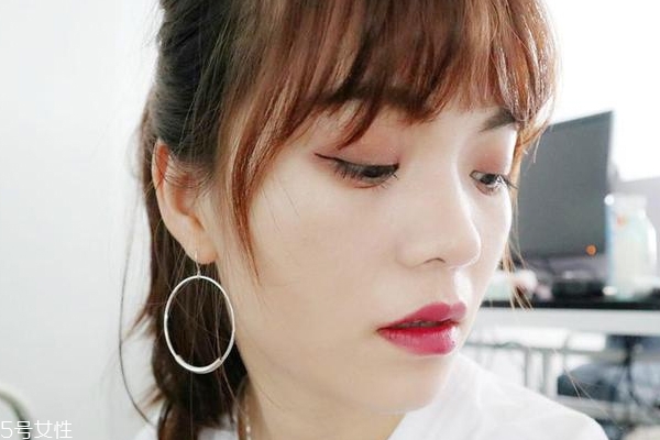 日常煙熏妝怎么畫比較好 用3個(gè)彩妝打造的煙熏妝教程 日常煙熏妝怎么畫比較好 用3個(gè)彩妝打造的煙熏妝教程