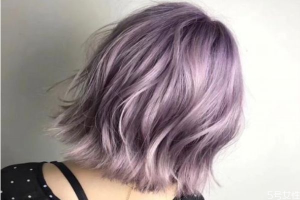 燙發(fā)后多久才可以染發(fā) 燙發(fā)后幾天染發(fā)最佳 燙發(fā)后多久才可以染發(fā) 燙發(fā)后幾天染發(fā)最佳