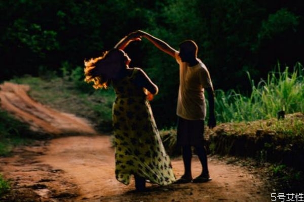 如何放棄一個(gè)深愛的人 放棄深愛的人最好的方法 如何放棄一個(gè)深愛的人 放棄深愛的人最好的方法