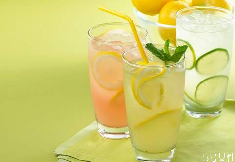 喝檸檬水治口臭嗎 檸檬水怎么喝去口臭 喝檸檬水治口臭嗎 檸檬水怎么喝去口臭