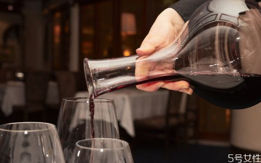 葡萄酒自然醒酒需要多長(zhǎng)時(shí)間 葡萄酒加蛋清是什么意思 葡萄酒自然醒酒需要多長(zhǎng)時(shí)間 葡萄酒加蛋清是什么意思