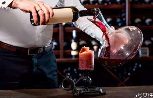 葡萄酒自然醒酒需要多長(zhǎng)時(shí)間 葡萄酒加蛋清是什么意思 葡萄酒自然醒酒需要多長(zhǎng)時(shí)間 葡萄酒加蛋清是什么意思