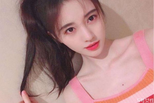 為什么頭頂會容易出油 頭頂一天就出油怎么辦 為什么頭頂會容易出油 頭頂一天就出油怎么辦