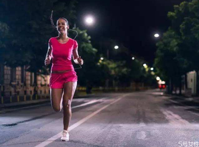 夜跑結束后多久可以洗澡 夜跑后洗冷水澡還是熱水澡 夜跑結束后多久可以洗澡 夜跑后洗冷水澡還是熱水澡