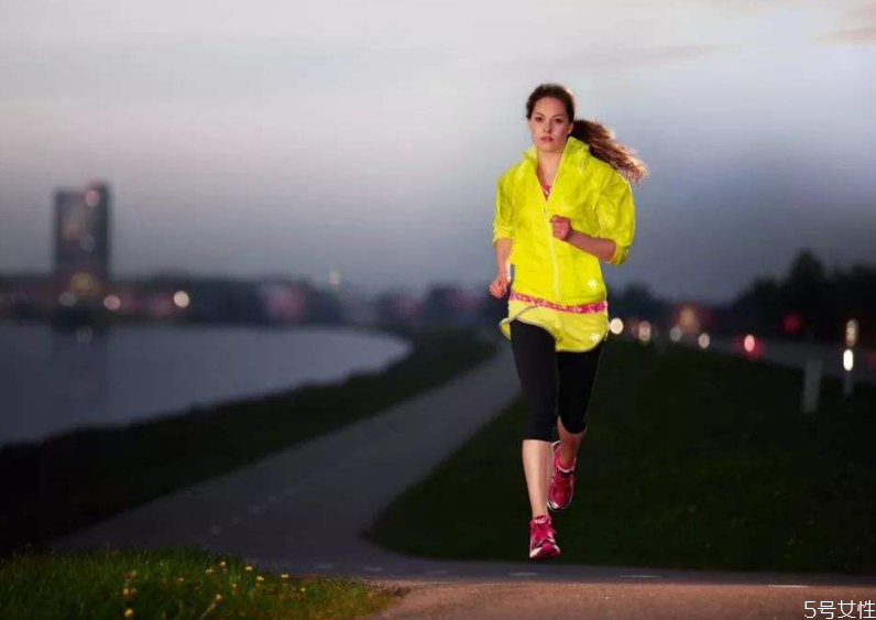 女性夜跑安全嗎 女性夜跑注意事項(xiàng) 女性夜跑安全嗎 女性夜跑注意事項(xiàng)