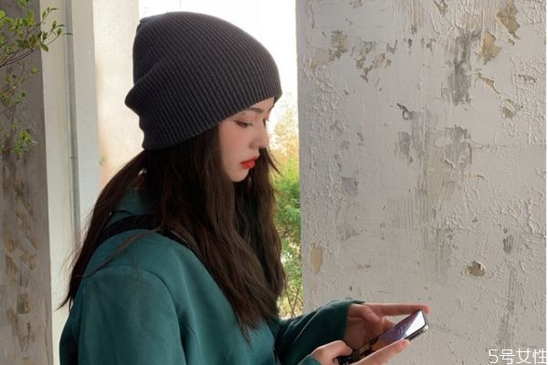 針織帽怎么戴不會(huì)掉 針織帽的戴法 針織帽怎么戴不會(huì)掉 針織帽的戴法