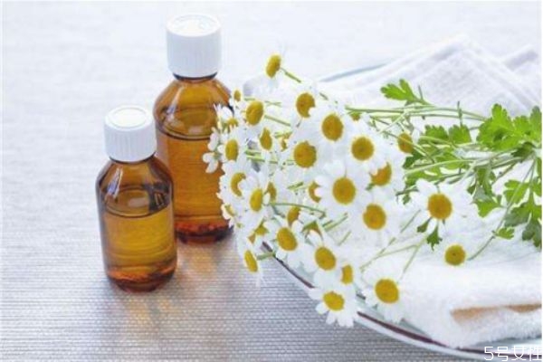 精油可以當香水用嗎 精油與香水的區(qū)別 精油可以當香水用嗎 精油與香水的區(qū)別