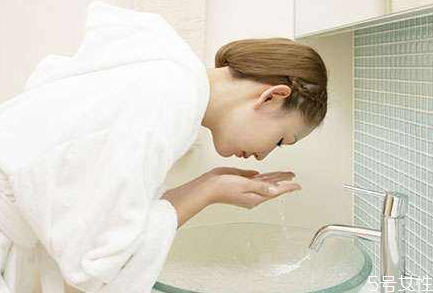 早上不洗臉可以化妝嗎 不洗臉化妝有什么壞處 早上不洗臉可以化妝嗎 不洗臉化妝有什么壞處