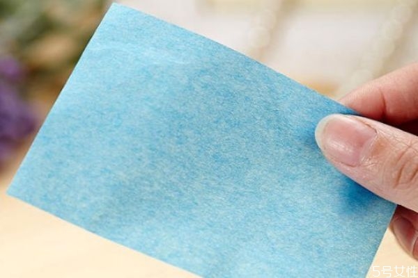 護膚之后可以用吸油紙么 吸油紙用多了會怎樣 護膚之后可以用吸油紙么 吸油紙用多了會怎樣