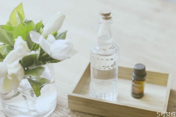 純露和乳液有什么差別 純露和水乳的先后順序 純露和乳液有什么差別 純露和水乳的先后順序