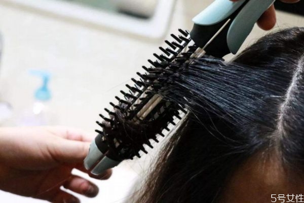 拉直頭發(fā)可以用卷發(fā)棒嗎 頭發(fā)拉直后用卷發(fā)棒會不直嗎 拉直頭發(fā)可以用卷發(fā)棒嗎 頭發(fā)拉直后用卷發(fā)棒會不直嗎