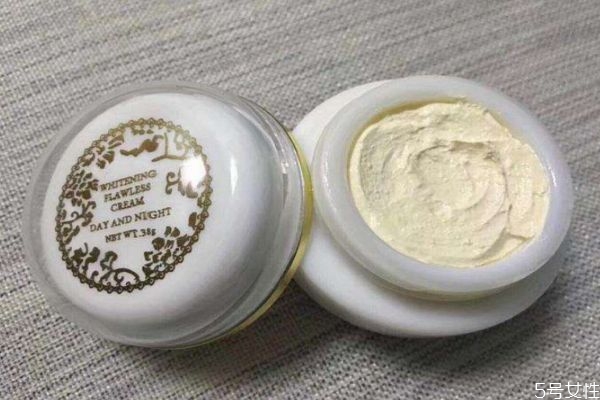 貴婦膏和面霜的區(qū)別 貴婦膏與粉底液的區(qū)別 貴婦膏和面霜的區(qū)別 貴婦膏與粉底液的區(qū)別