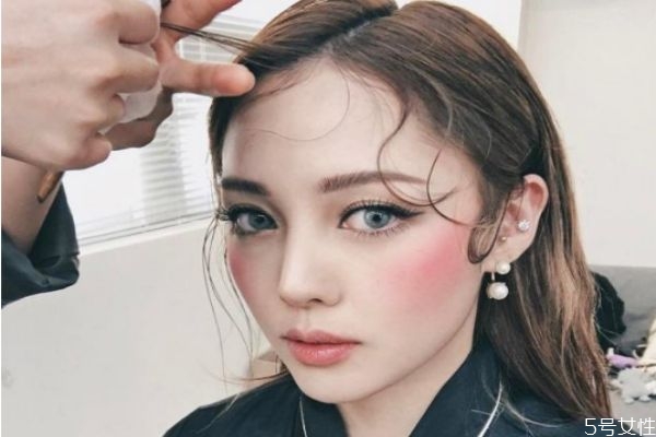 化妝的時候眉毛是在第幾步 化了妝忘記擦防曬霜怎么辦 化妝的時候眉毛是在第幾步 化了妝忘記擦防曬霜怎么辦