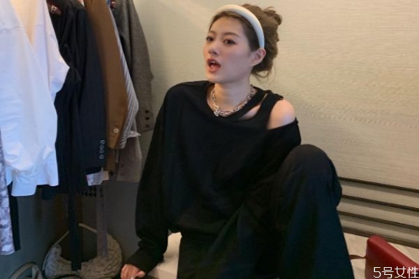 寬松衛(wèi)衣搭配什么下裝 穿衛(wèi)衣配什么褲子好看 寬松衛(wèi)衣搭配什么下裝 穿衛(wèi)衣配什么褲子好看