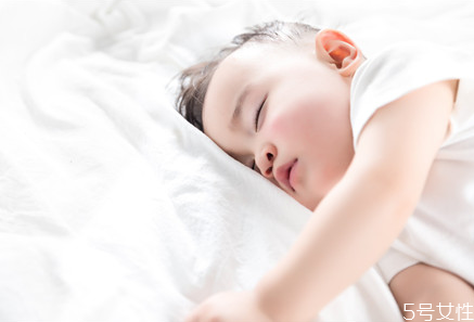 寶寶睡覺抽泣是怎么回事 寶寶床頭不能放什么 寶寶睡覺抽泣是怎么回事 寶寶床頭不能放什么