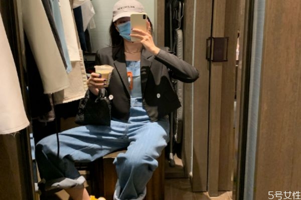 背帶褲搭配什么鞋 背帶褲搭配方法 背帶褲搭配什么鞋 背帶褲搭配方法