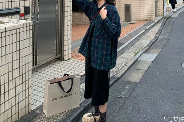 皮褲搭配什么衣服 皮褲搭配方法 皮褲搭配什么衣服 皮褲搭配方法