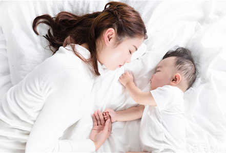 寶寶歪頭睡覺(jué)有影響嗎 寶寶歪頭怎么糾正 寶寶歪頭睡覺(jué)有影響嗎 寶寶歪頭怎么糾正