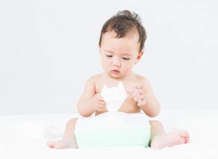 嬰兒飛機抱不哭的原因 飛機抱幾個月能做 嬰兒飛機抱不哭的原因 飛機抱幾個月能做