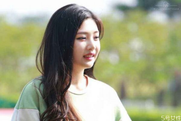 男生適合染黑茶色嗎 男生染黑茶色可以搭配的發(fā)型 男生適合染黑茶色嗎 男生染黑茶色可以搭配的發(fā)型