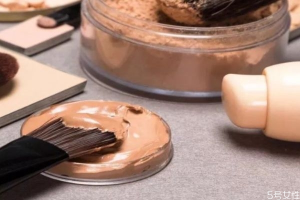 浮粉的產(chǎn)生原因是什么 臉上浮粉怎么臨時補(bǔ)救