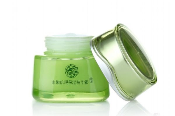 滋潤霜和精華霜的區(qū)別 面霜和精華霜有什么區(qū)別 滋潤霜和精華霜的區(qū)別 面霜和精華霜有什么區(qū)別